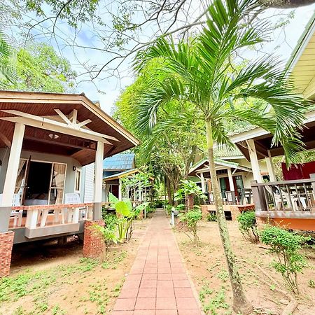 Lanta Palm Beach Resort , Beach Bungalow - Ko Lanta Esterno foto