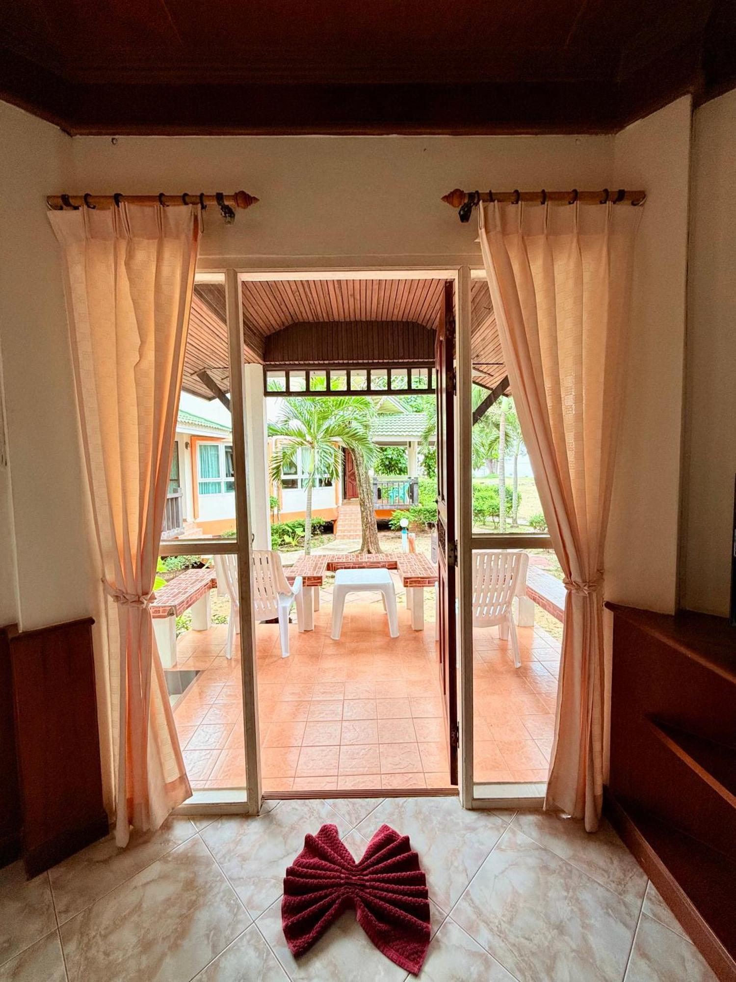 Lanta Palm Beach Resort , Beach Bungalow - Ko Lanta Esterno foto