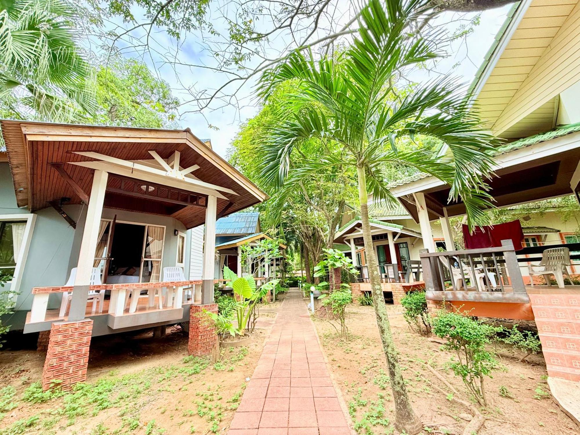 Lanta Palm Beach Resort , Beach Bungalow - Ko Lanta Esterno foto