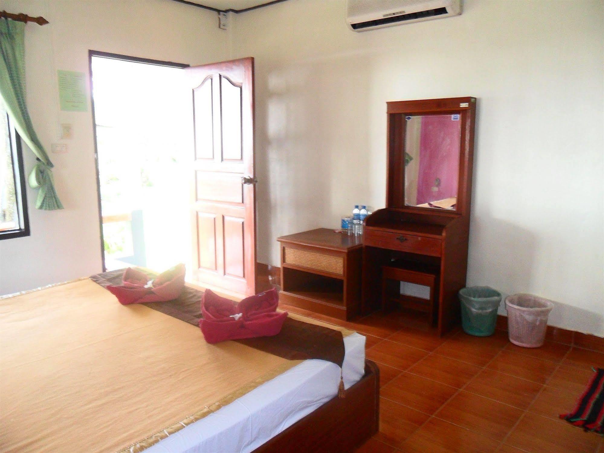 Lanta Palm Beach Resort , Beach Bungalow - Ko Lanta Esterno foto