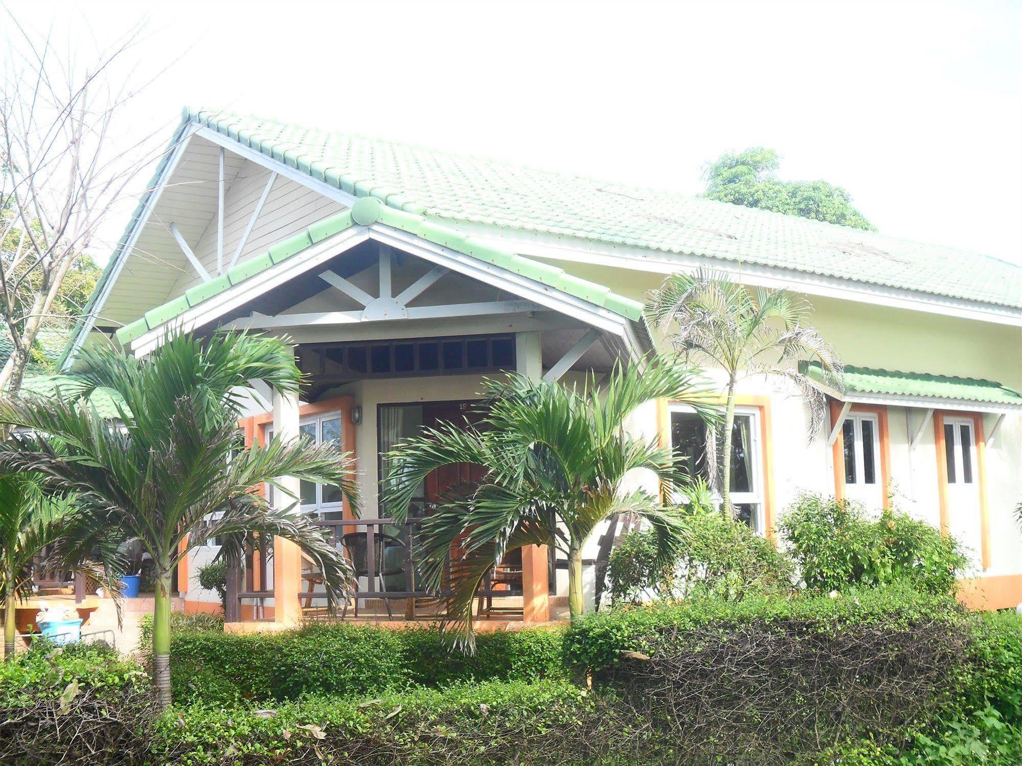 Lanta Palm Beach Resort , Beach Bungalow - Ko Lanta Esterno foto